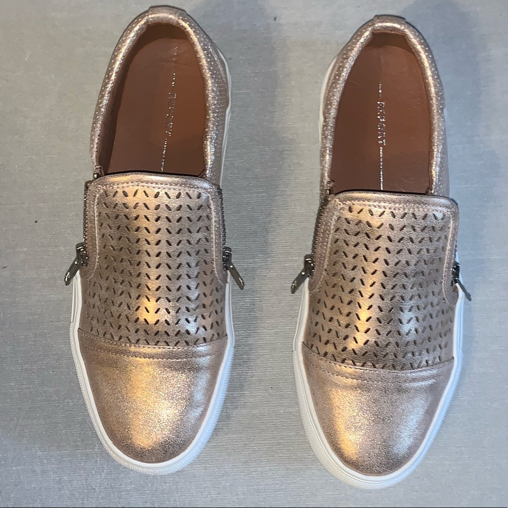 Report fashion shoes/sneakers